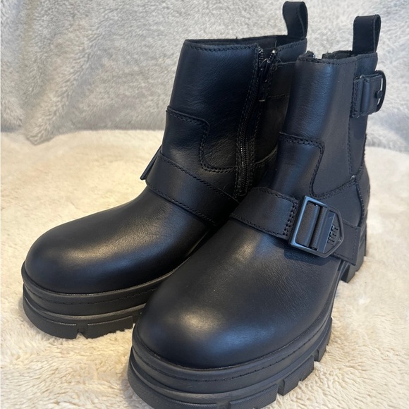 UGG Ashton womens short Boots - Picture 2 of 6